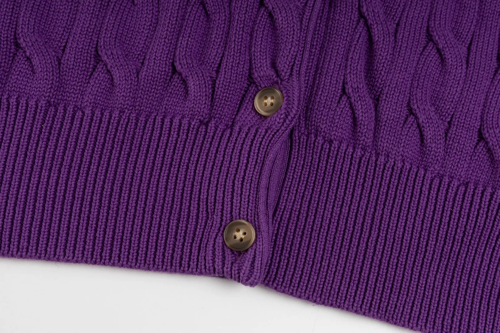 P230 #R93 RALPH LAUREN Ralph Lauren twelve colors classic small label embroidery logo seven-button knitted cable cardigan sweater women's top, high-density LOGO embroidery on the chest, original customization of tag accessories. Made of pure cotton yarn, pure cotton is skin-friendly and comfortable, small label war horse embroidered twist button cardigan sweater 🐎 high quality, follow the blogger to learn how to wear it! Let’s buy a Ralph Lauren cable sweater. It’s a super hard-to-find series after it became popular. It’s hard to find one on the official website. It’s simple and practical to wear, with a lazy and loose feel. The thickened fabric has more texture, feels soft and delicate, and has a loose fit. Whether worn alone or layered, you can wear different styles of fashion with just one piece!   Size: